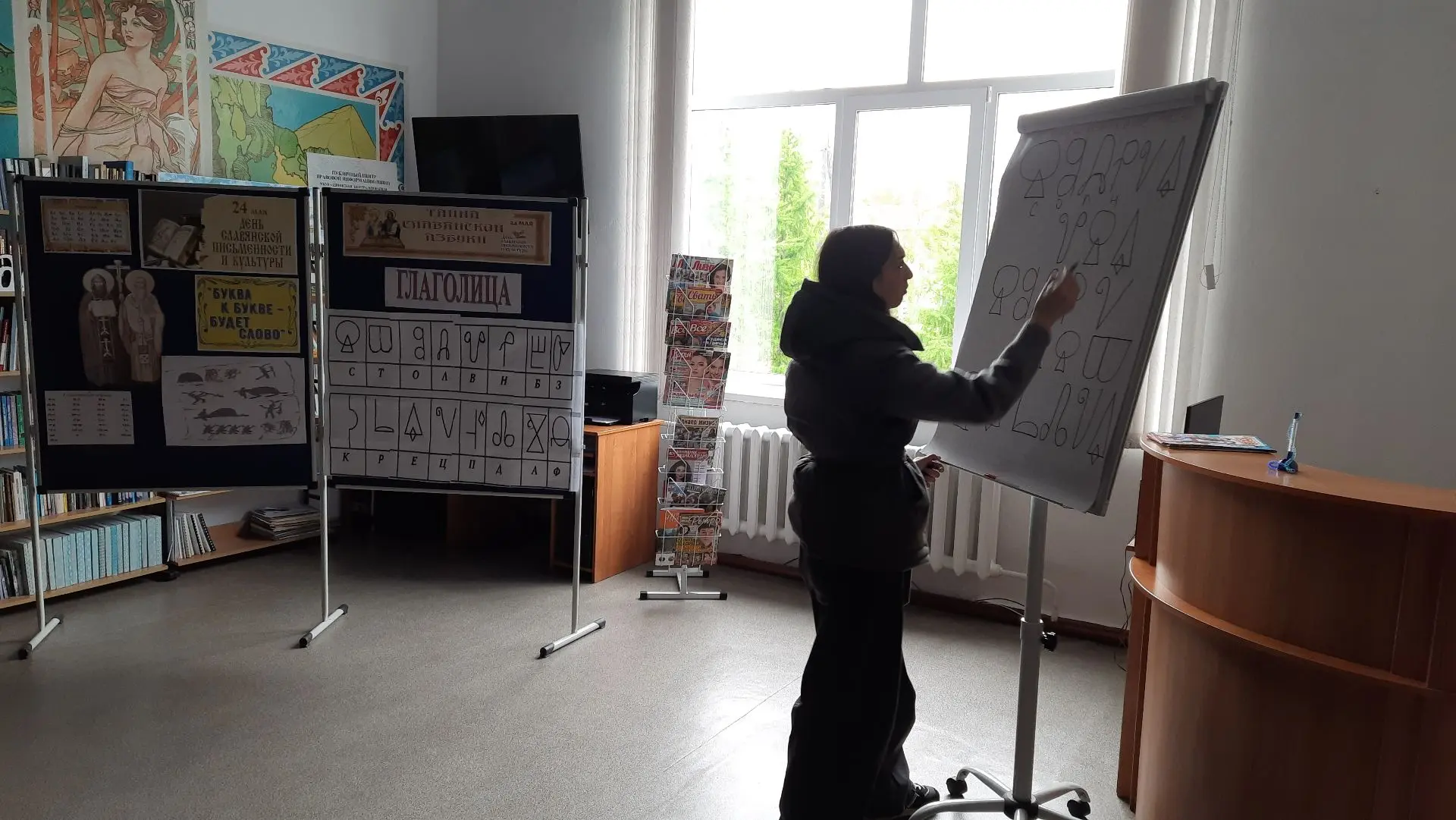 В центральной библиотеке для учащихся 10 класса Здвинской школы № 2, прошла литературна...
