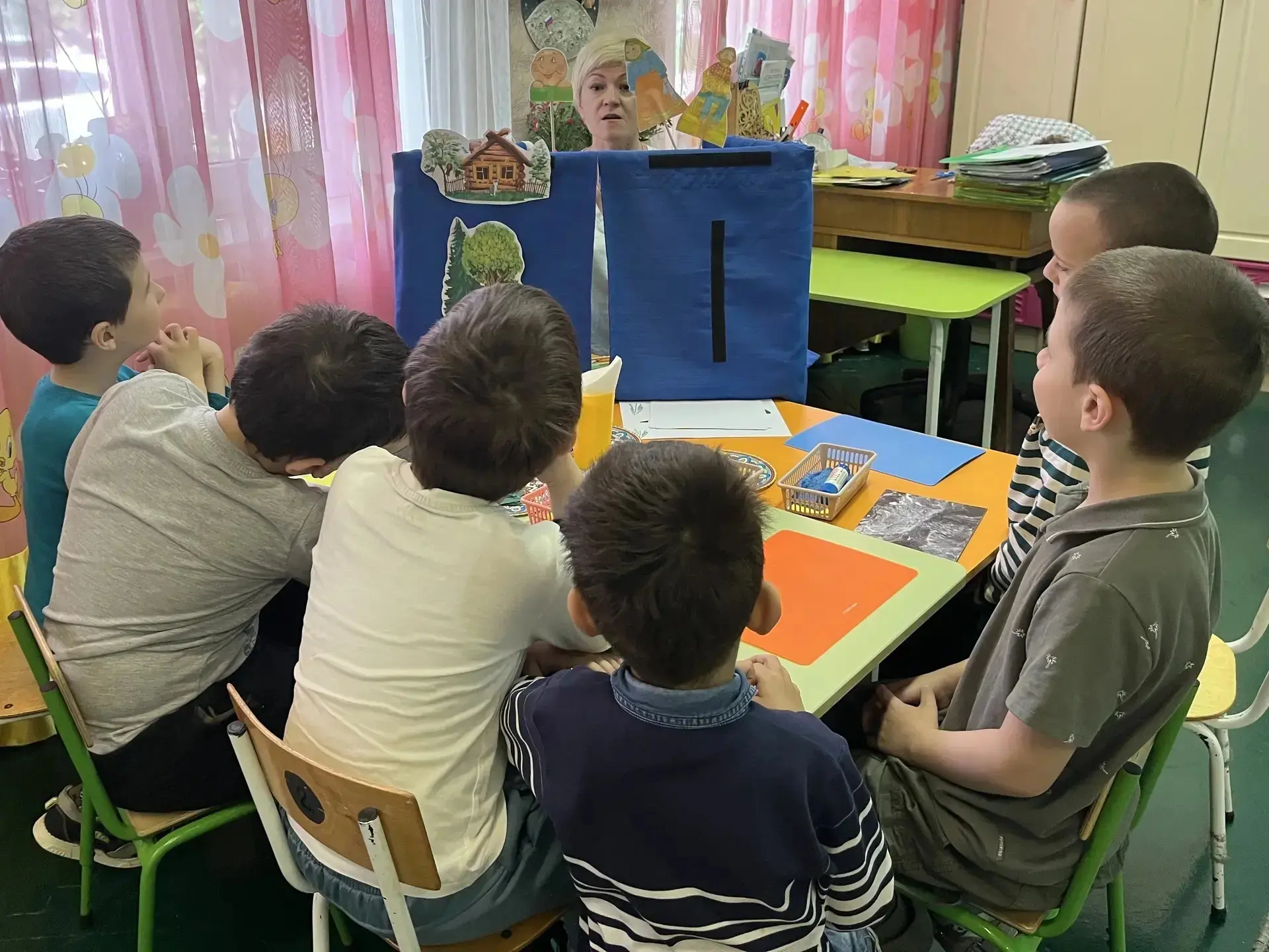 Сегодня дети из группы «Подсолнухи» сделали аппликации по мотивам сказки «Колобок». Это...