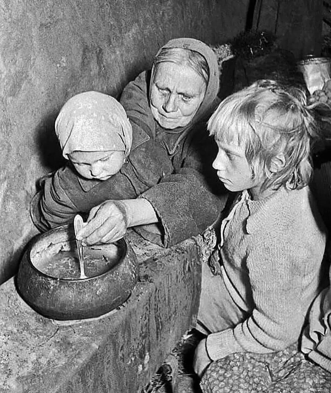 80-летняя жительница деревни Рябовка, сожженной фашистами, И. А. Семенова, оставшаяся ...