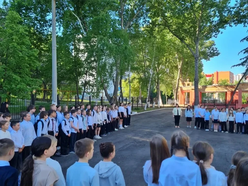 🇷🇺 С новой неделей, школа!  Сегодня на еженедельной линейке в 4–5 классах подняли Государственный фл