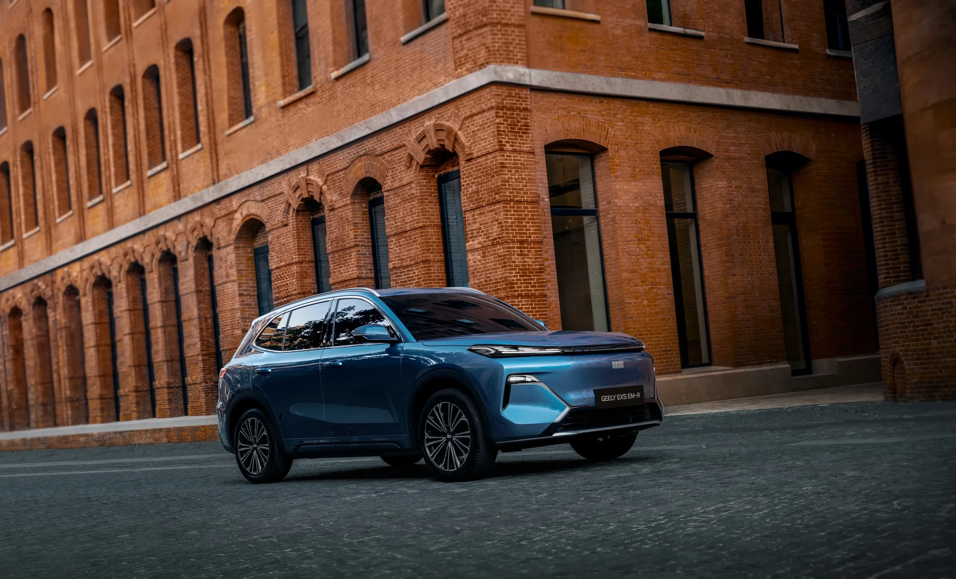 🚘 Geely представила новый гибридный кроссовер EX5 для России

Компания показала новую версию кроссо