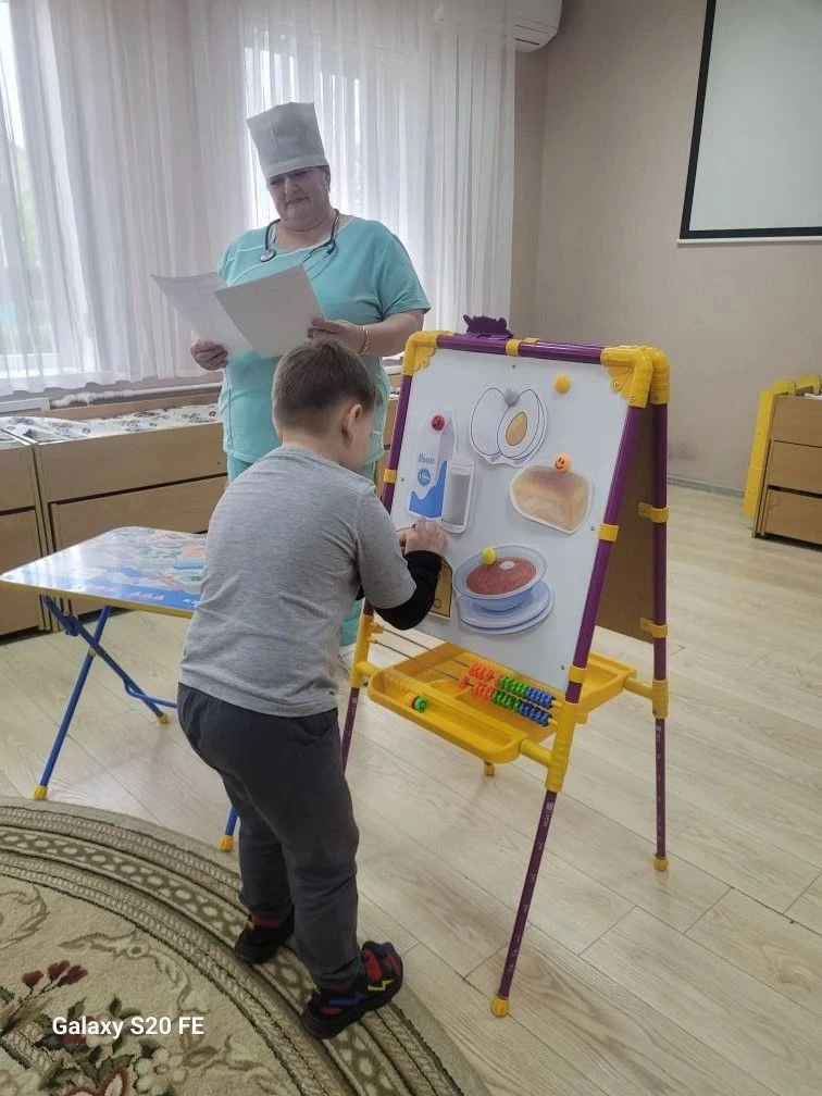 В старше-подготовительной группе прошло тематическое занятие "Еда - польза и вред" с участием медици
