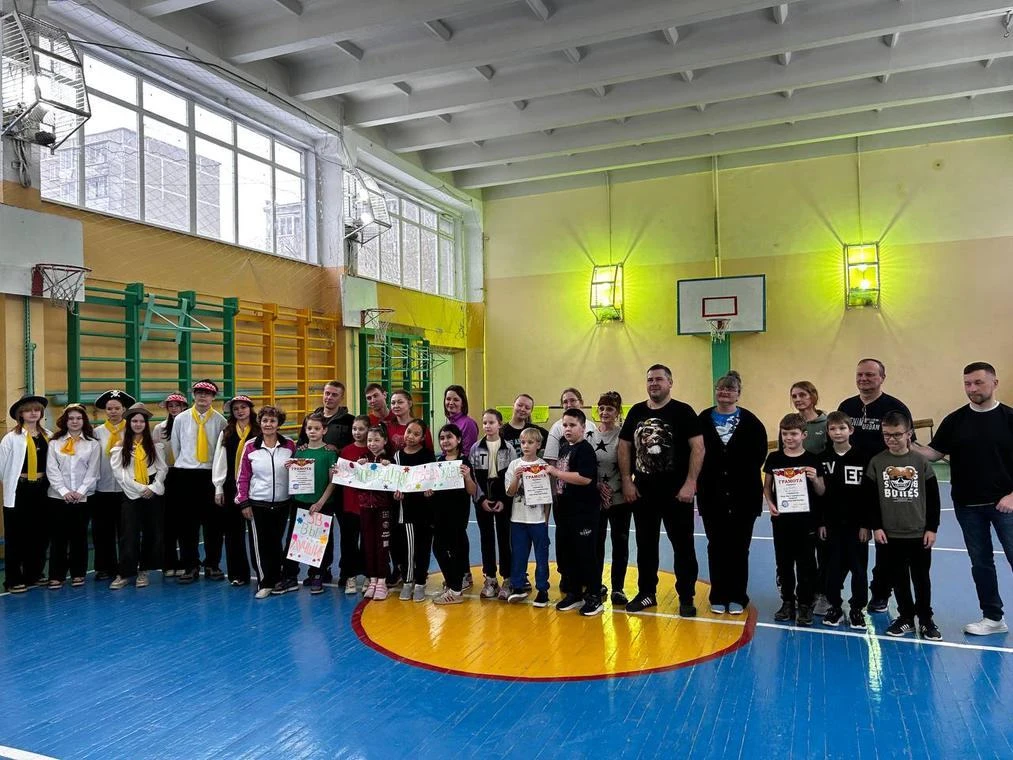 🏃‍♂️ 13 декабря в школе №145 прошли весёлые старты «Мама, папа, я — спортивная семья». Все фотографи