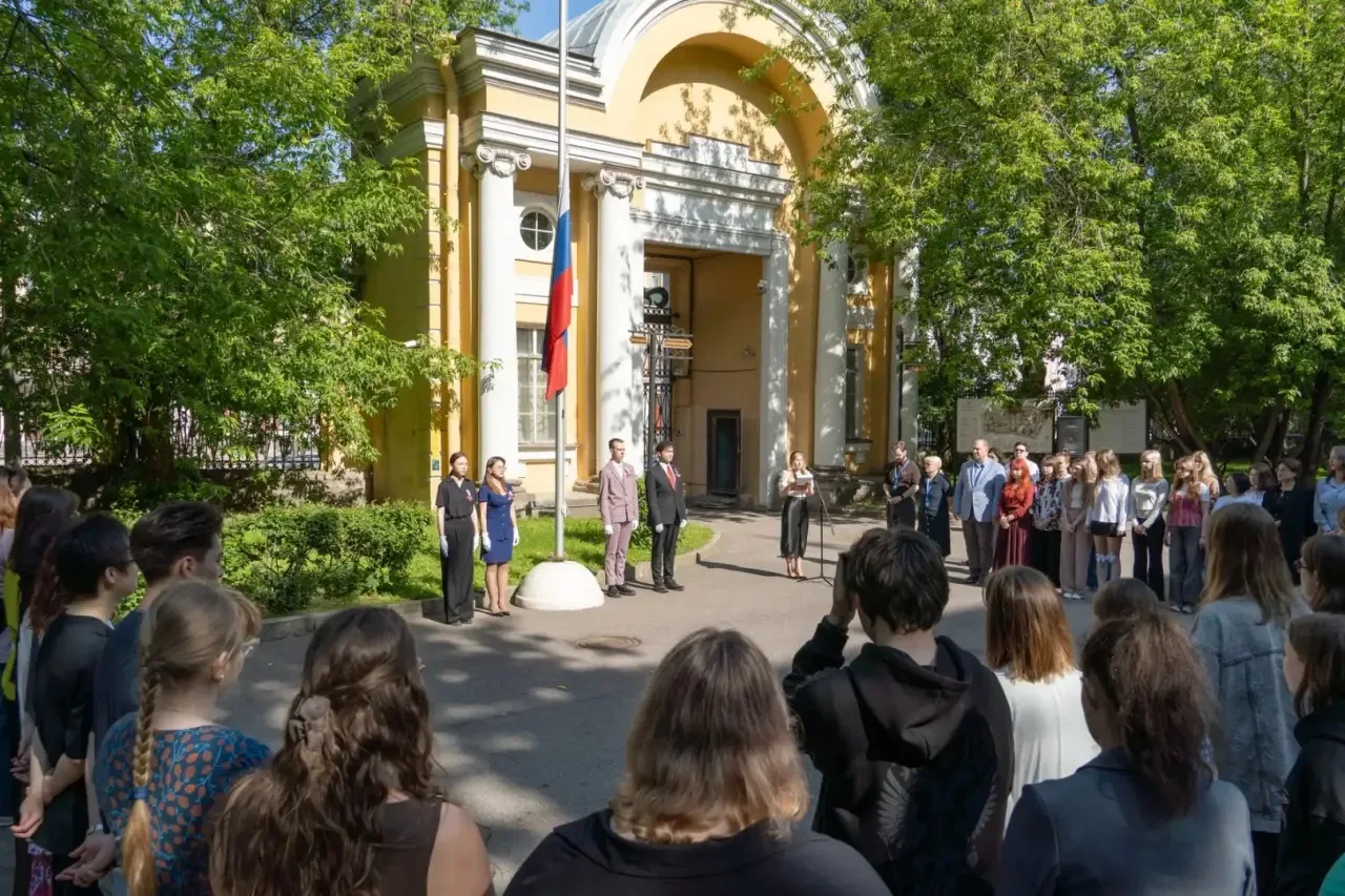 В РГПУ им. А. И. Герцена прошла церемония поднятия флага России