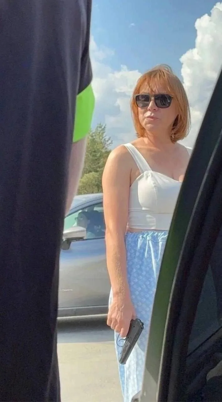 Женщина с пистолетом регулировала очередь на АЗС в Свердловской области.