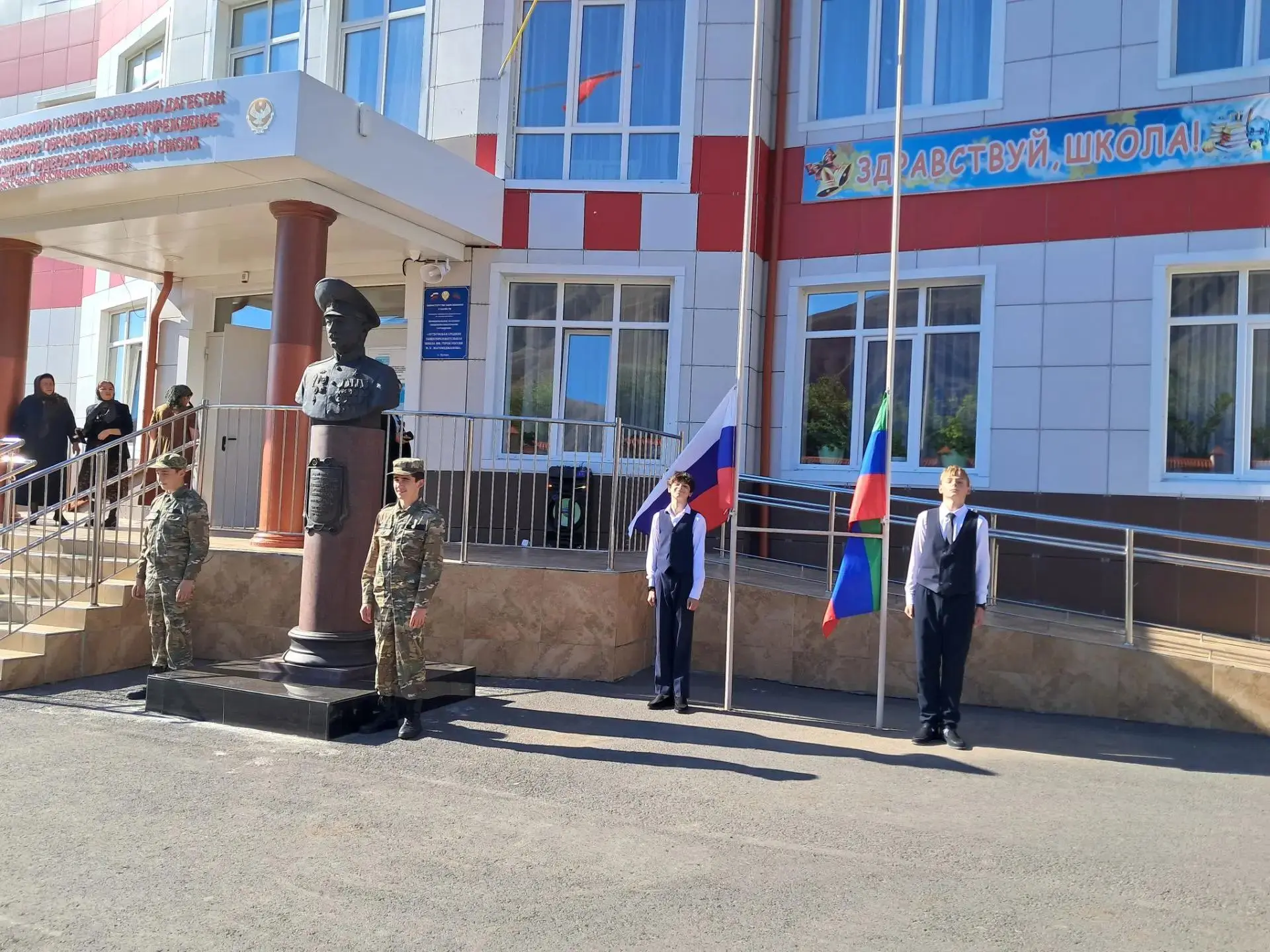 Торжественная линейка и «Разговор о важном» прошли в Луткунской школе