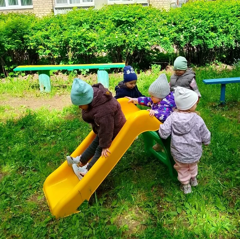 🎉 Ура, у нас новая горка! Наши малыши из группы «Гномики» получили подарок — яркую, бе...