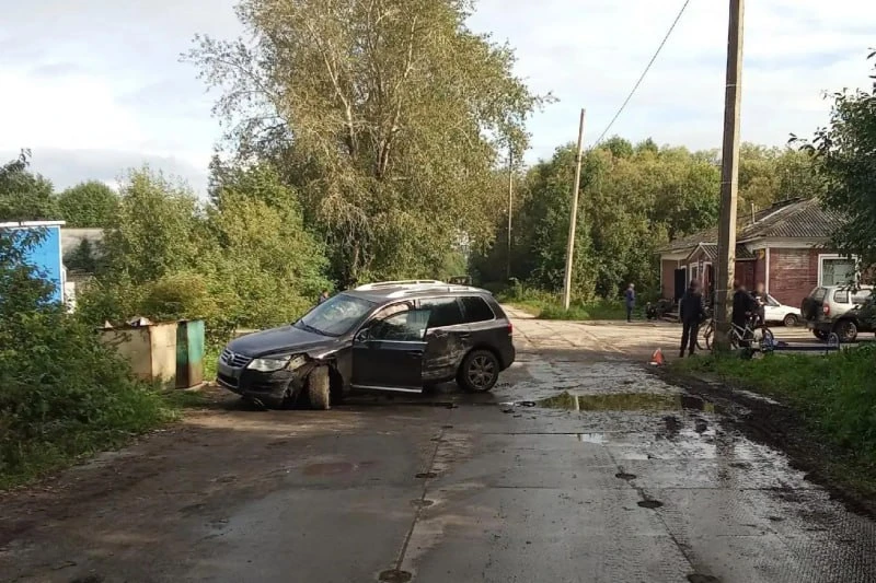 ‼ На Кегострове пьяная женщина сбила пешехода и влетела в опору ЛЭП