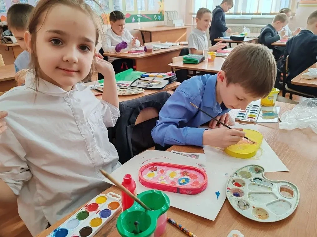 Маленькие шедевры для любимых мам! 🎨🌸  В преддверии самого весеннего праздника в 1 «В» классе кипела
