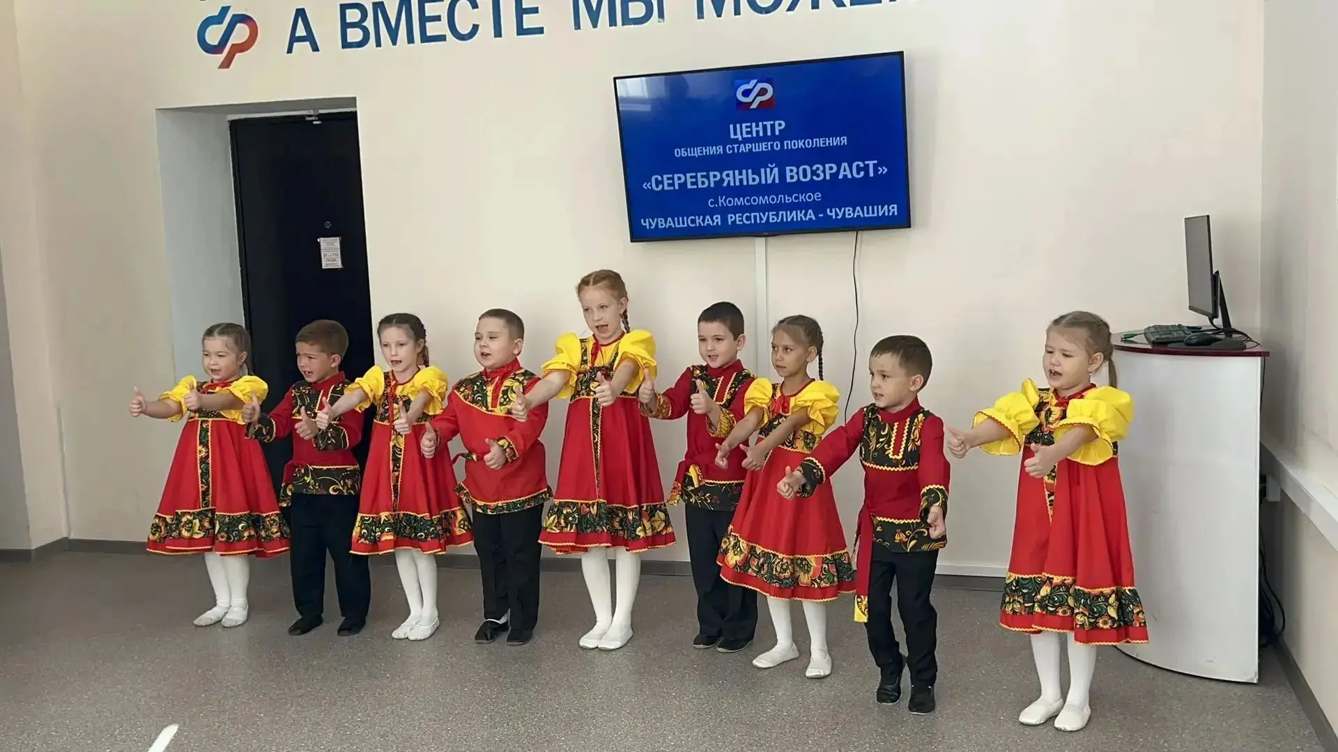 🎶🌼 Группа «Солнышко» дарит тепло: дошколята поздравили работников и ветеранов Клиентс...