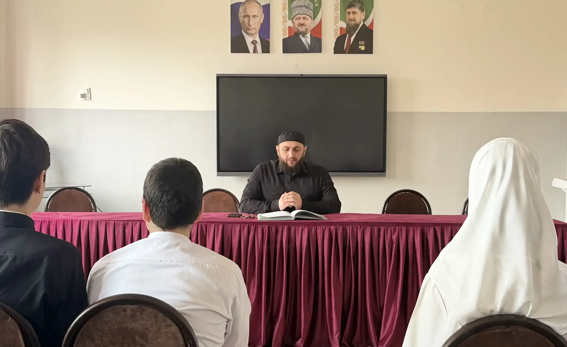 Педагог-организатор по духовно-нравственному воспитанию Муцаев Дени провел беседу с учащимися, посвя