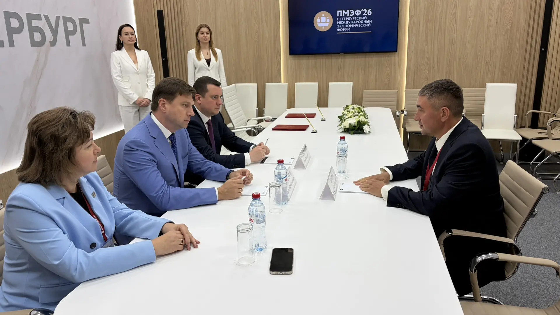 Завершает серию подписаний на ПМЭФ-2026 соглашение в сфере цифровых технологий. Заключи...