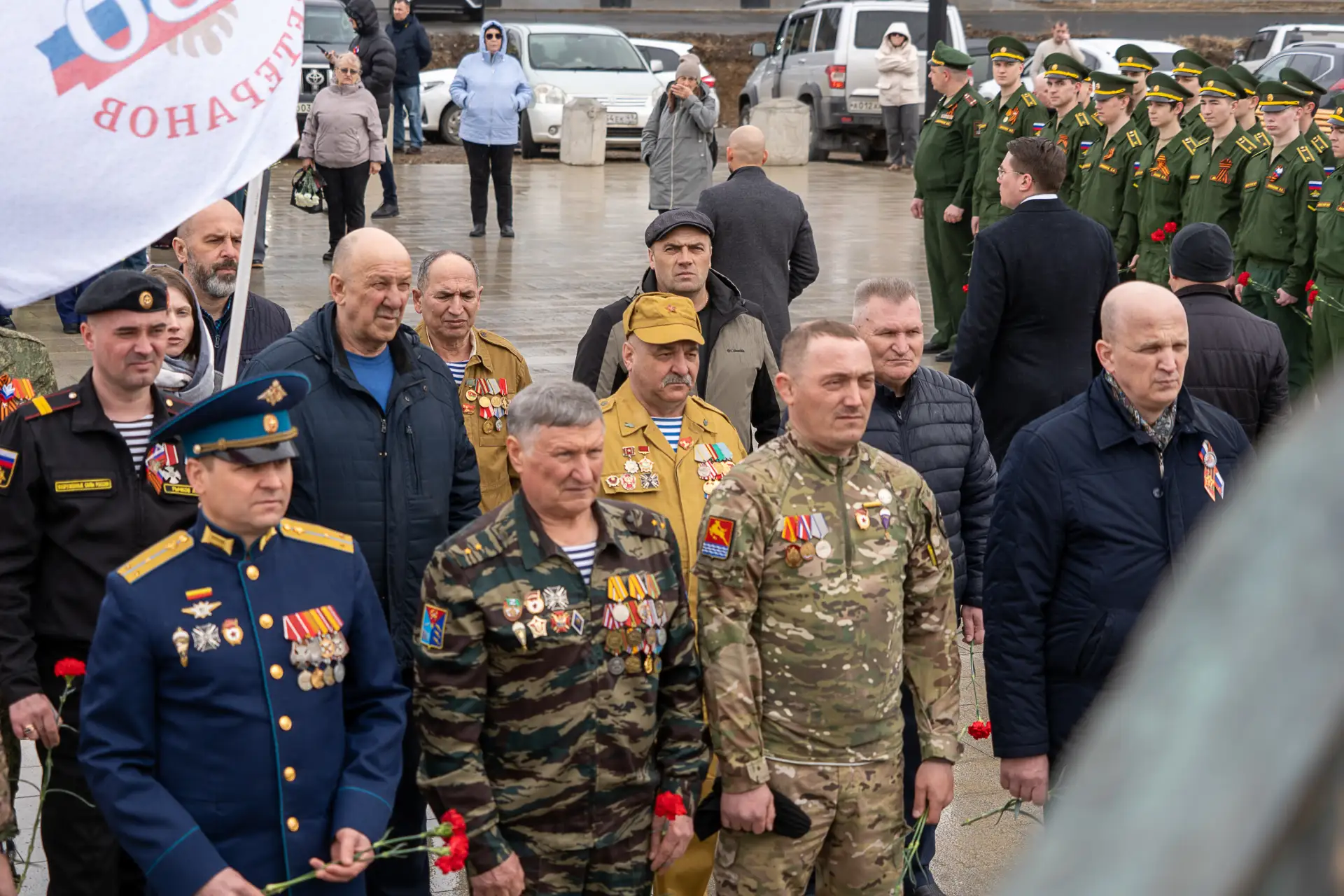 Торжественные и памятные мероприятия прошли в Магадане 8 мая  В них участвовал губернатор Сергей Нос