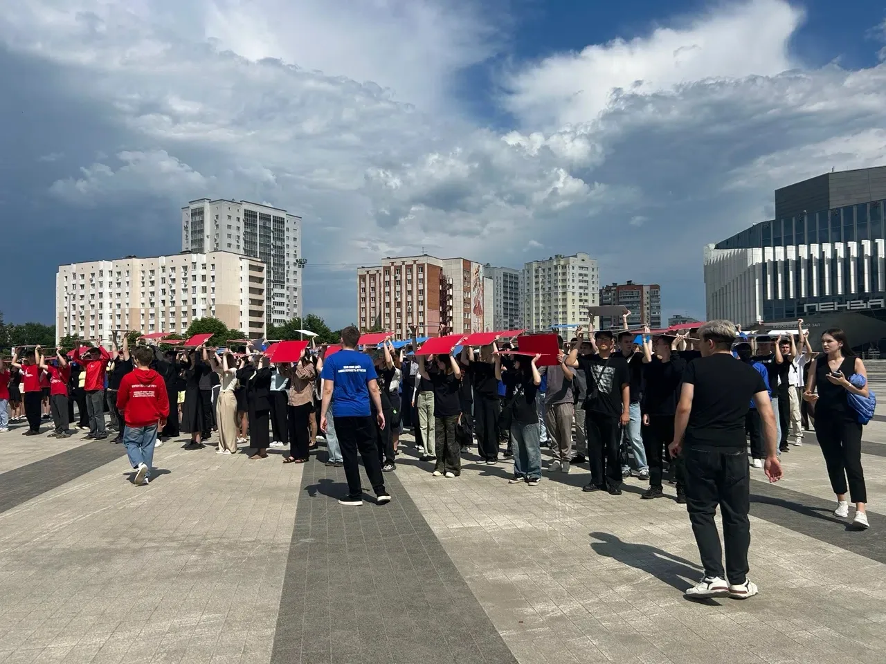 🇷🇺Более 200 пензенцев выстроились в живой триколор в честь Дня России

На Юбилейной площади активи