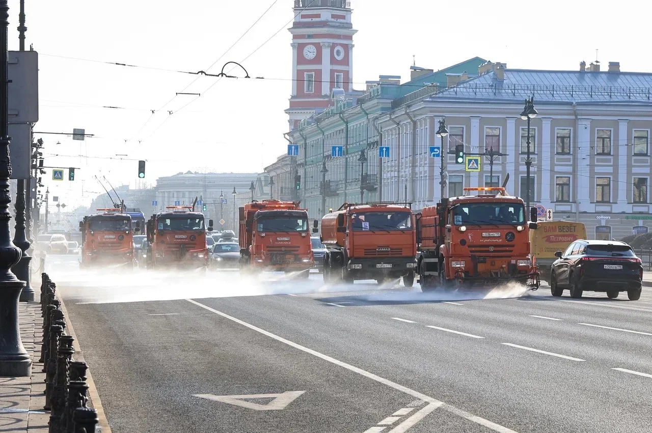 В выходные дни дорожники Комитета по благоустройству пользуются хорошей погодой и оперативно замываю
