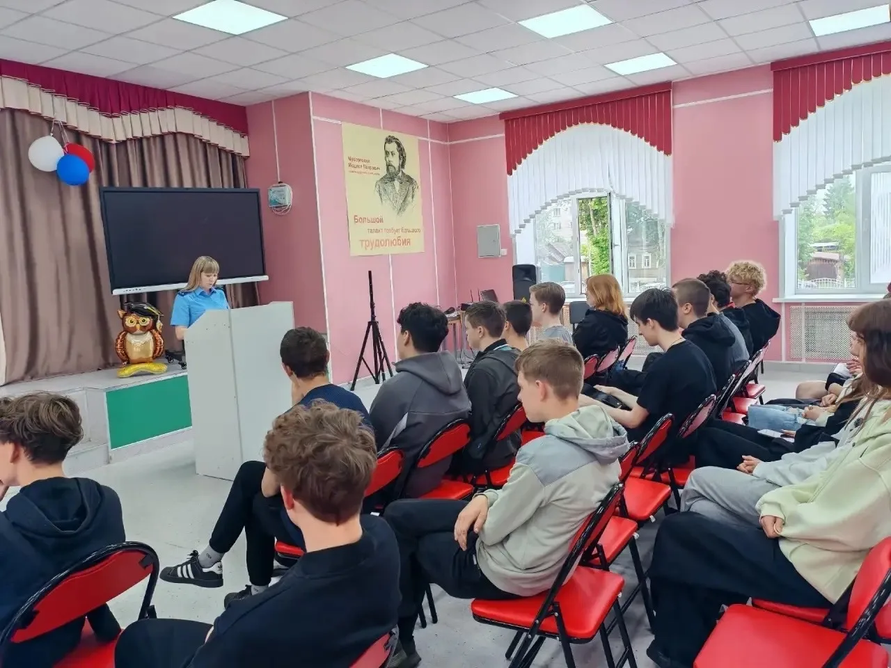 Встреча с помощником прокурора

8 июня в стенах нашей школы, МБОУ Торопецкой ООШ № 3, прошла очень в