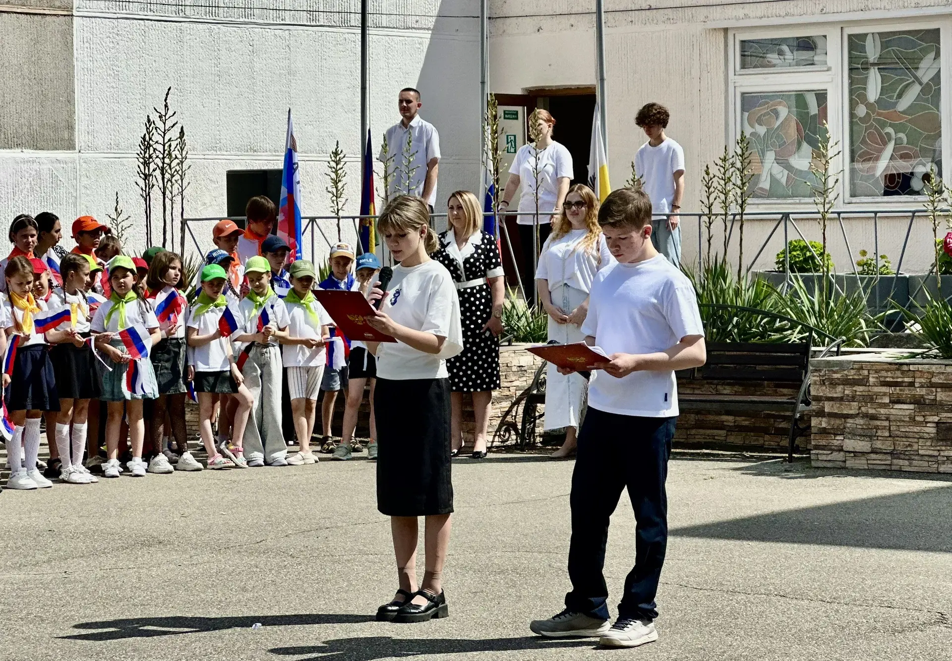 🗓🇷🇺В преддверии Дня России, 12 июня, в гимназии № 87 прошла торжественная линейка, открывшая чере