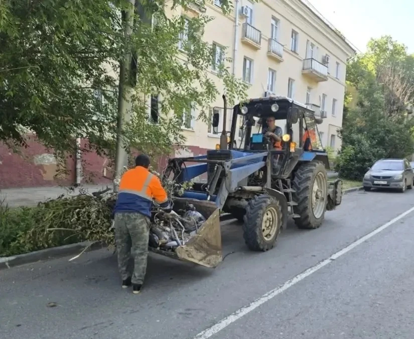 Силами МБУ "Дорстрой" в районе продолжаются мероприятия по благоустройству.

Осуществляются работы п