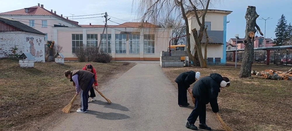 🌿 Весна пришла — пора наводить порядок! 🌿    Сегодня ученики нашей школы дружно вышли на весенний су