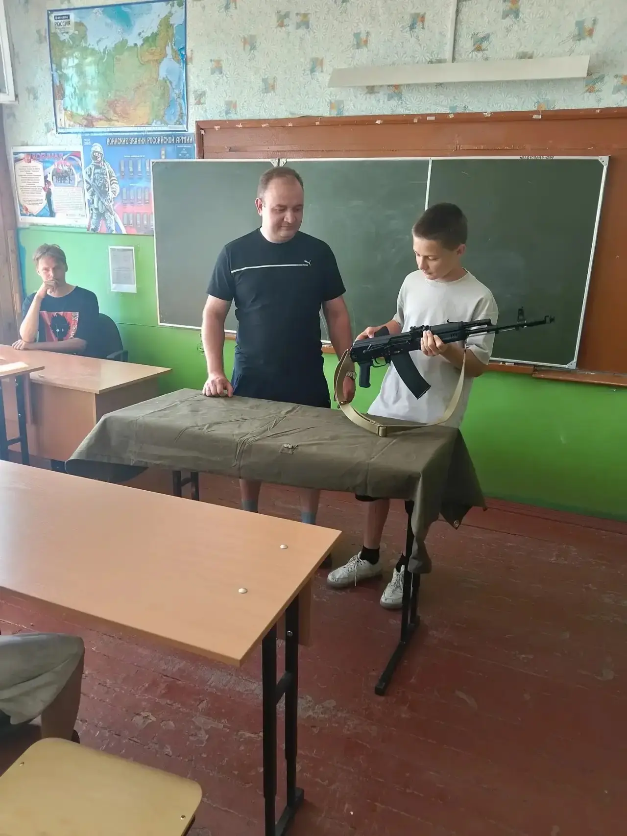 Сегодня в пришкольном лагере «Содружество Орлят России» утро прошло по‑взрослому: педагог ОБЖ Виктор