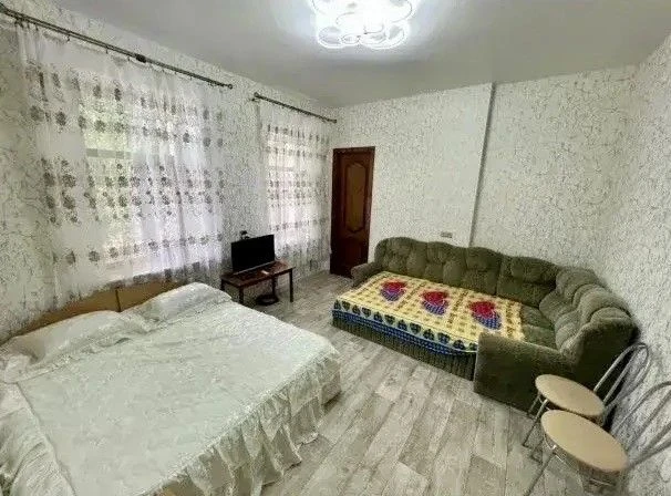 Сдается посуточно двухкомнатный дом в центре Евпатории со своим двором, есть всё необхо...