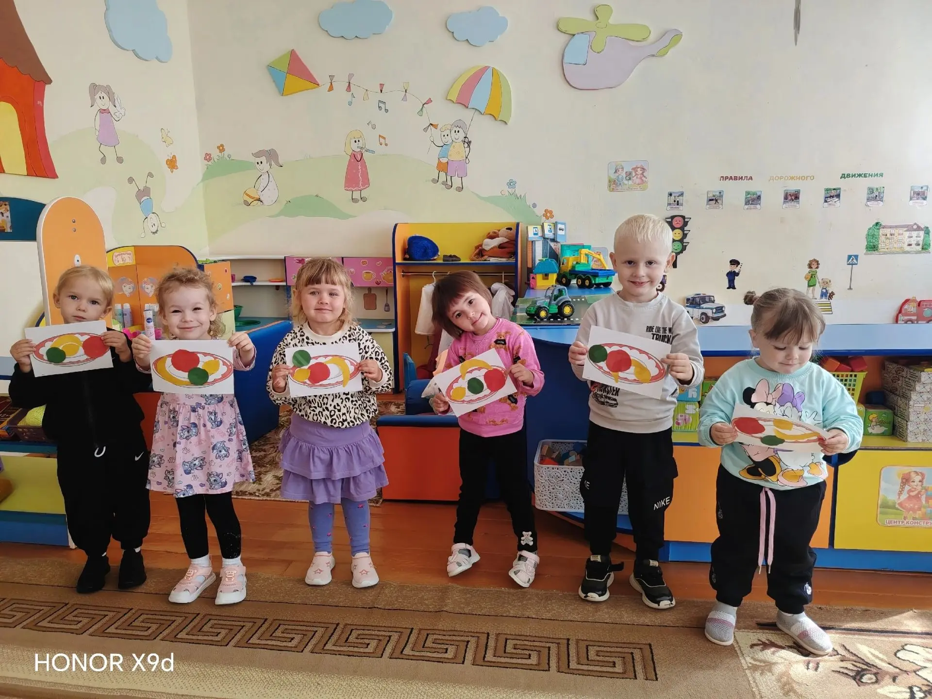 В младшей группе прошёл тематический день "Фрукты".Мы с детьми говорили о пользе фрукто...
