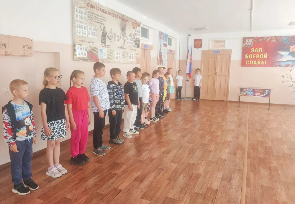 ✅ЛОЛ "Солнышко"☀️. 7-й день.
💥Исполнение гимна и поднятие флага России по понедельникам.
💥Изготови