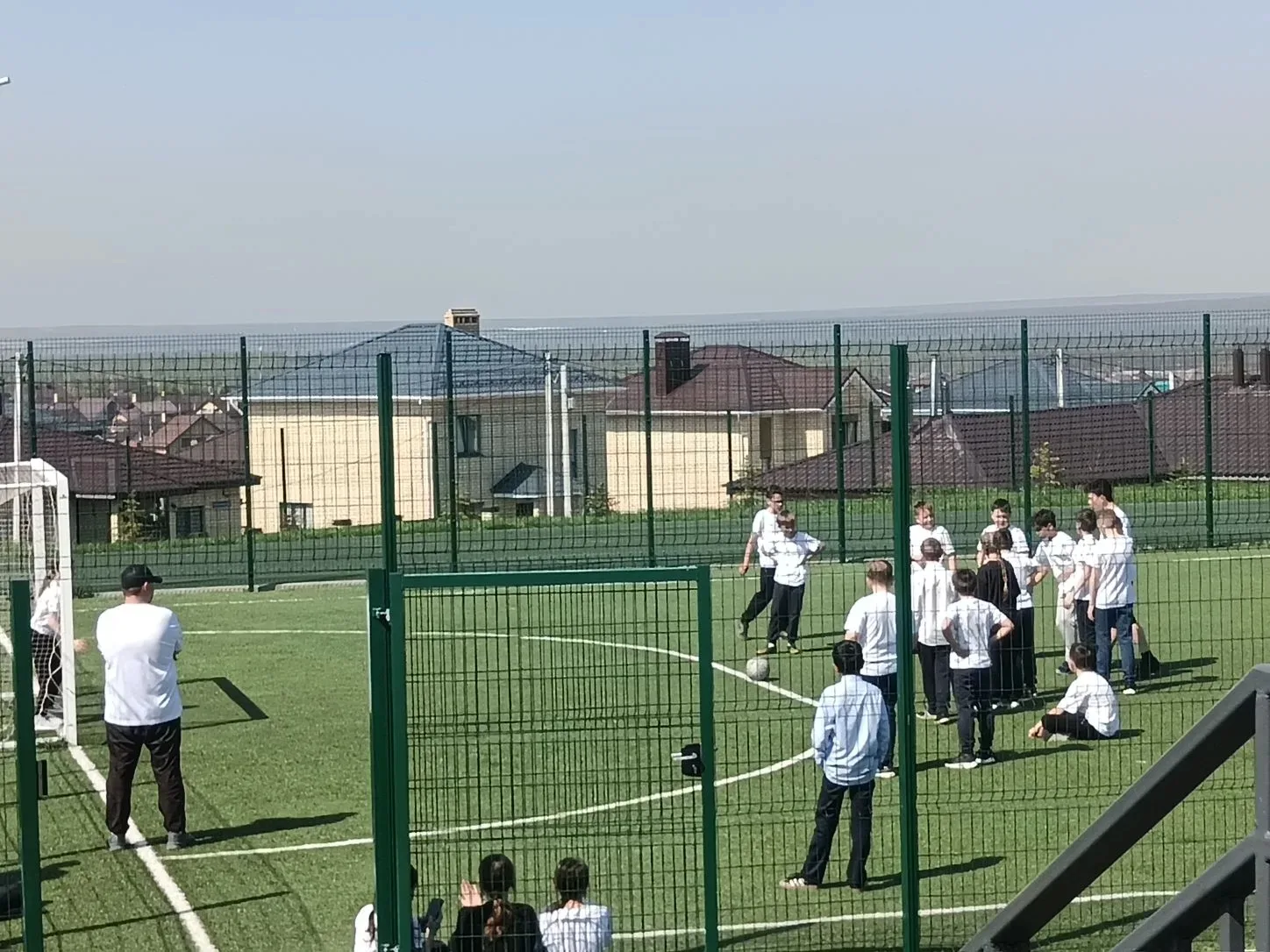 🌞 Ура, отличная погода!  В связи с этим мы переносим наши уроки физкультуры на свежий воздух! 🏃‍♂️🤸‍