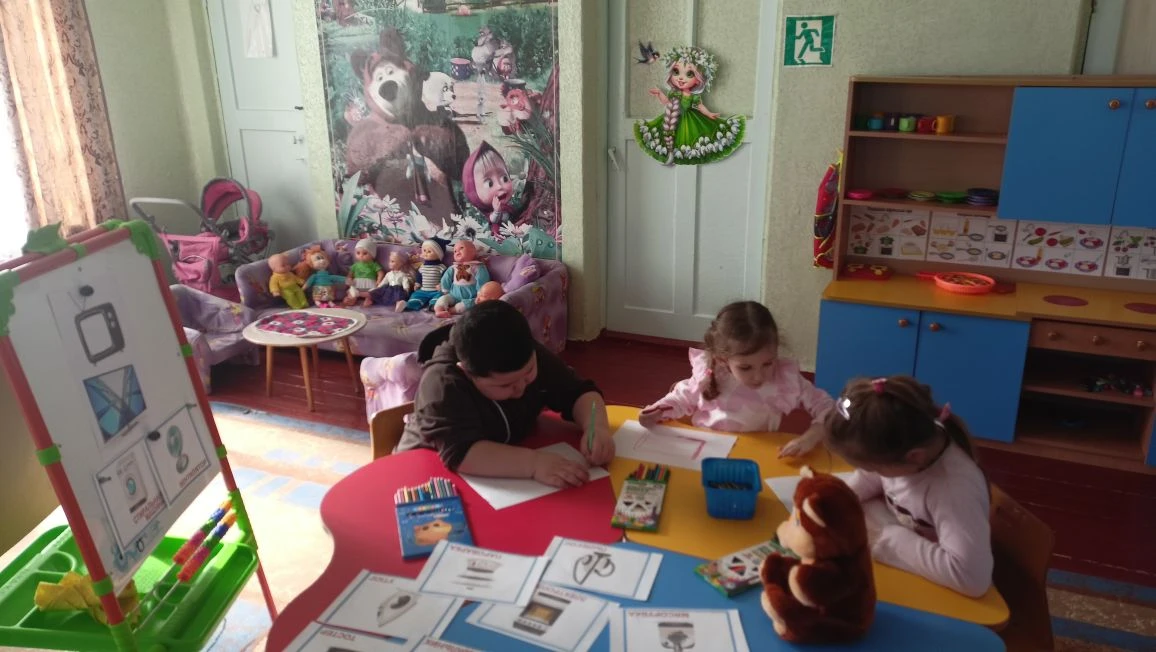 В разновозрастной группе "Подсолнушки" прошло занятие по художественно-эстетическому развитию на тем