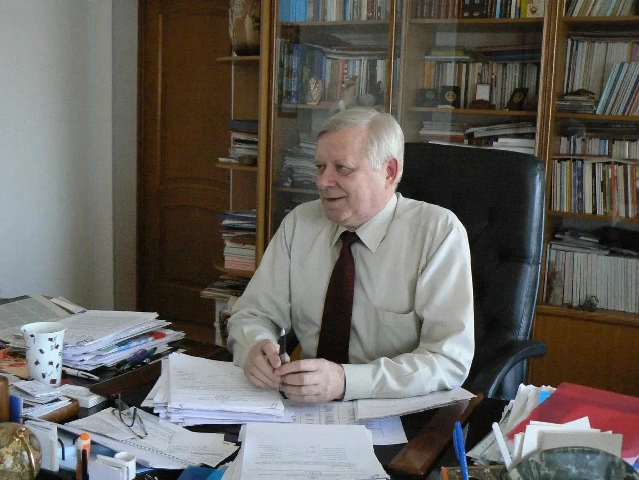 Совсем недавно мы отмечали 80-летие легендарного в истории Алтайского государственного ...