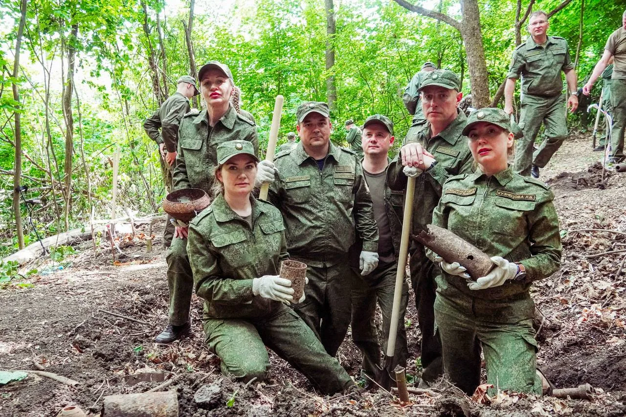 Сотрудники саратовского СК приняли участие в раскопках под Воронежем

Следователи работали на раскоп