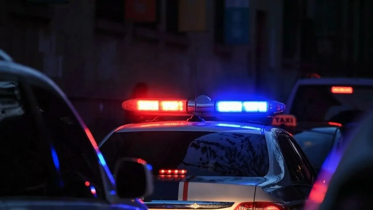Сорвался с забора и оказался под колёсами автомобиля