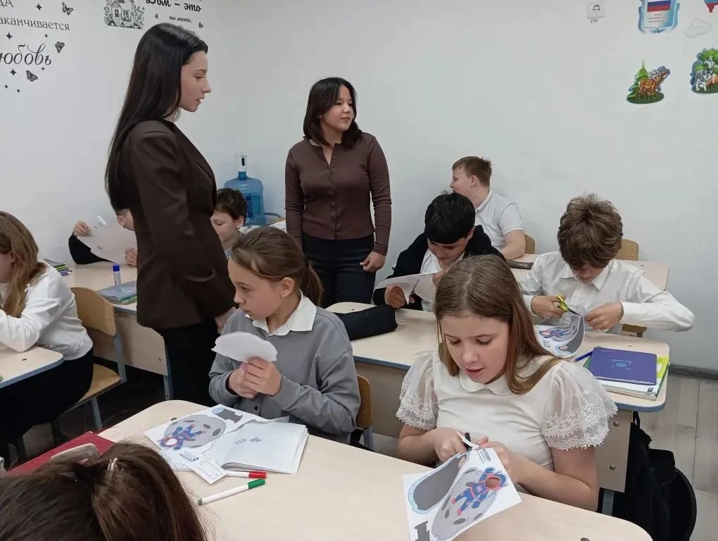 🚀 Космос не терпит пустоты, а наша школа — бездействия! 🌟 Знаете, что сближает первоклашек и старшек