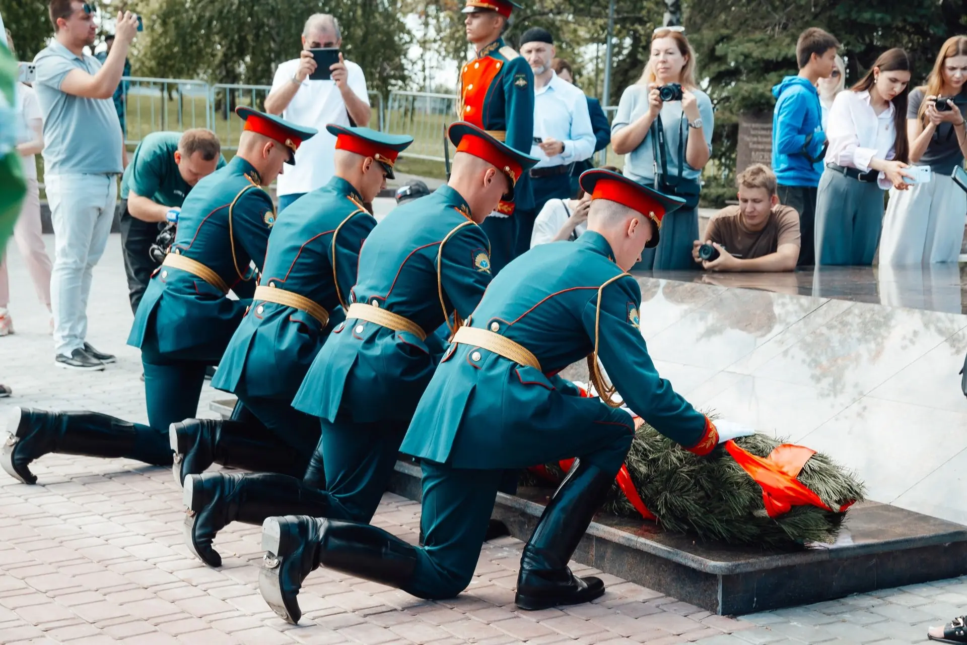 Студенты #ПИУ_РАНХиГС приняли участие в торжественных мероприятиях ко Дню России

📌В торжественных 