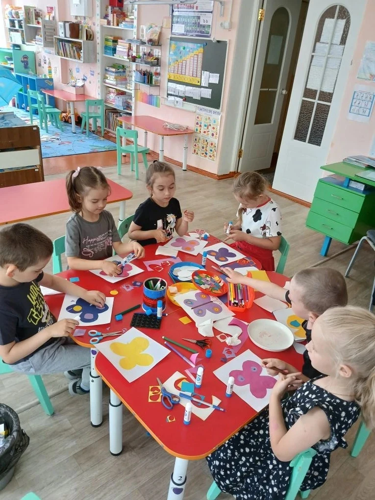 Аппликация в старшей и подготовительной группе 
Тема: "Бабочка"
Бабочка летала,
Бабочка порхала,
По 