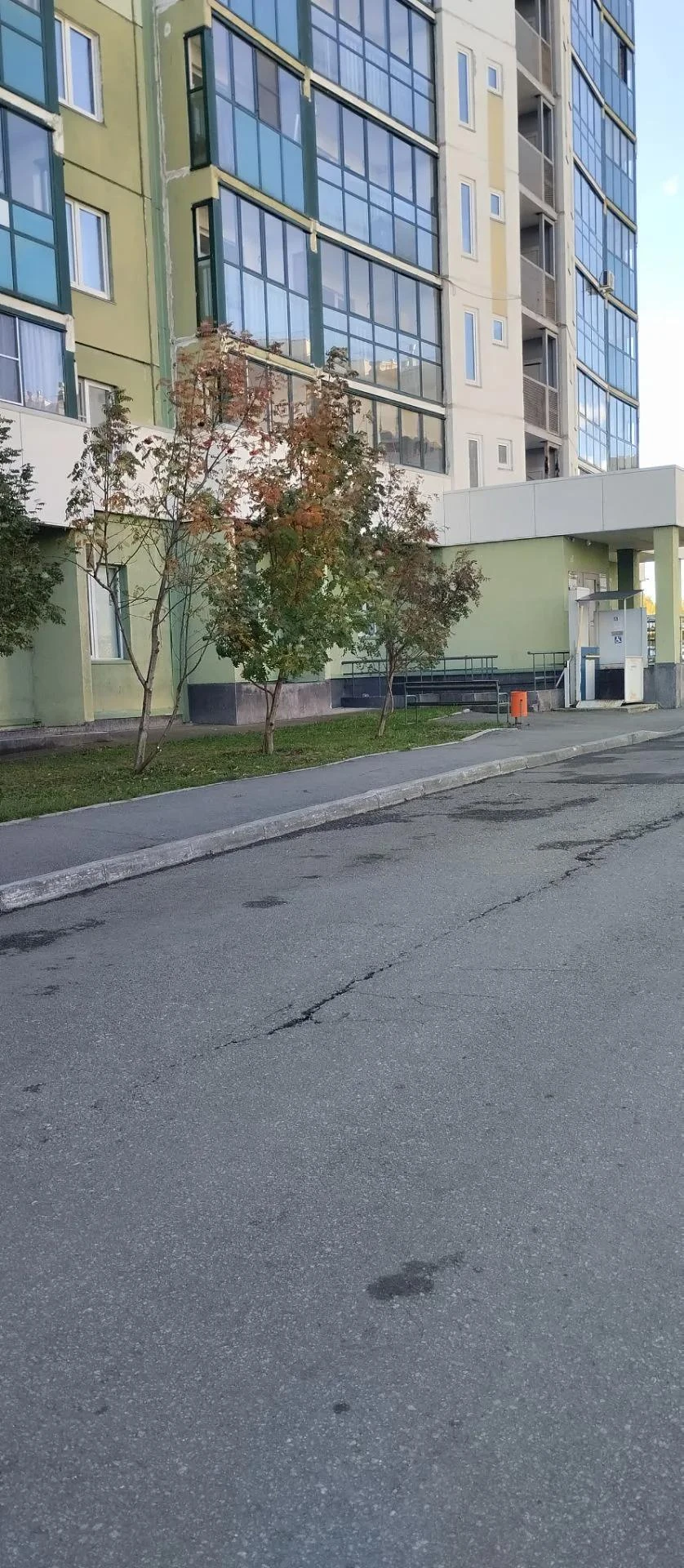 Сотрудники УК "Горизонты" продолжают производить работы по благоустройству и уборке на ...