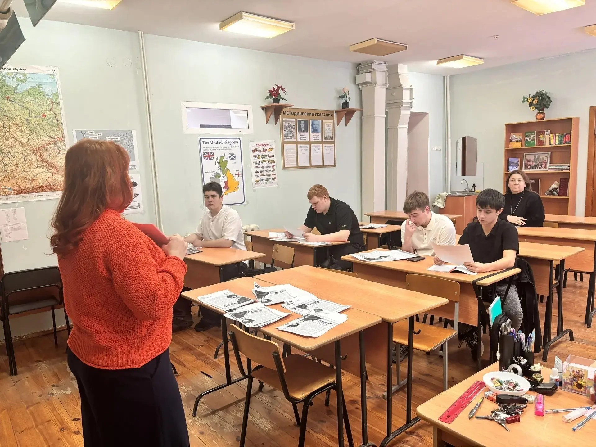 В рамках недели науки со студентами 2 курса был проведен открытый урок "Great minds". Во время занят