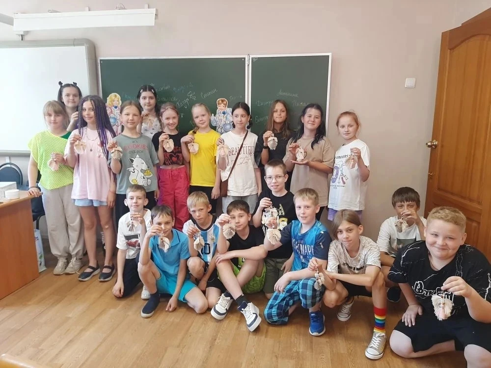Сегодня в нашем пришкольном лагере во всех отрядах прошли захватывающие мастер-классы, ...