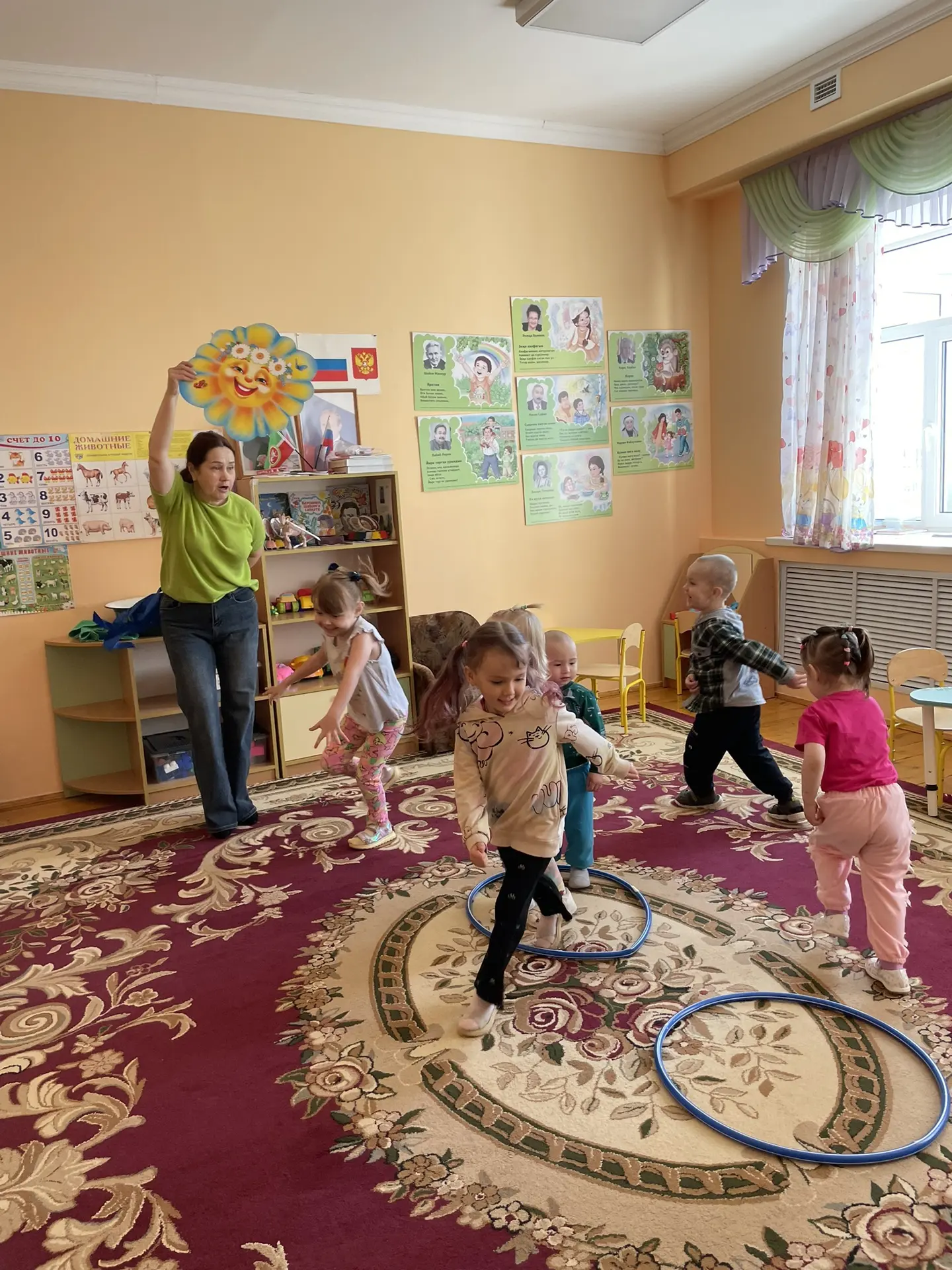Катится по небу мячик. Желтый, круглый и горячий. И планете целый год, он тепло и свет ...