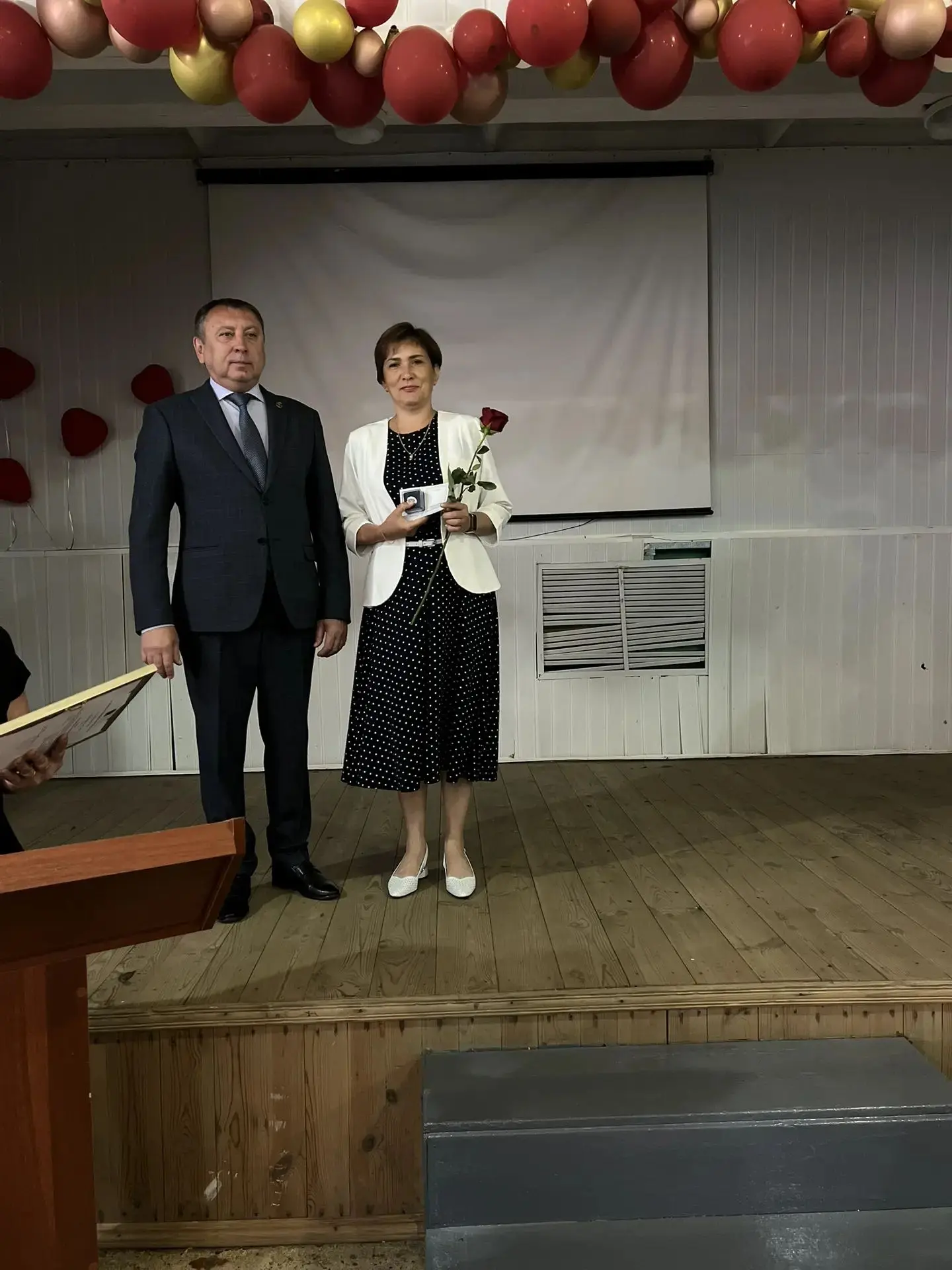 ПОЗДРАВЛЯЕМ С ЗАСЛУЖЕННОЙ НАГРАДОЙ