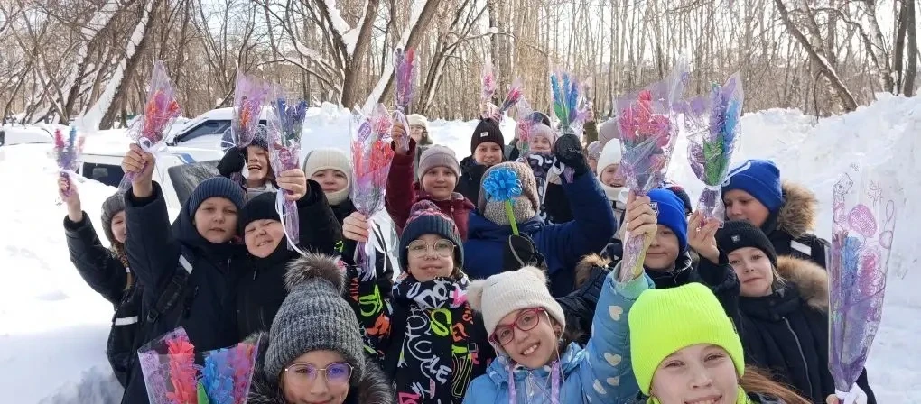 💐В этот морозный солнечный день  юноармейский отряд «Патриоты» 4 "Д" класса (кл. руководитель Фандее