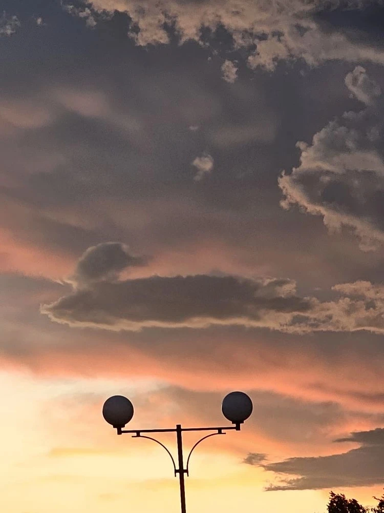 🌆 Сегодняшнее небо устроило настоящий фейерверк красок. Как будто прощается с днём красиво.  Огромно