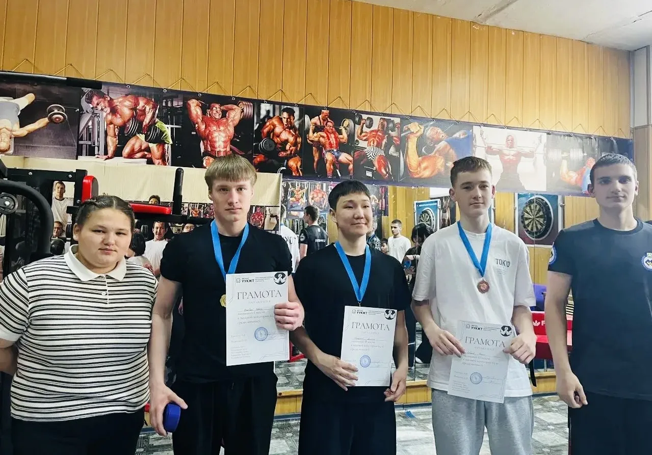 🔥💪 Турнир по армрестлингу в УУКЖТ — сила, воля и медали! 🏆🤜🤛  23 апреля состоялся турнир по армрестл