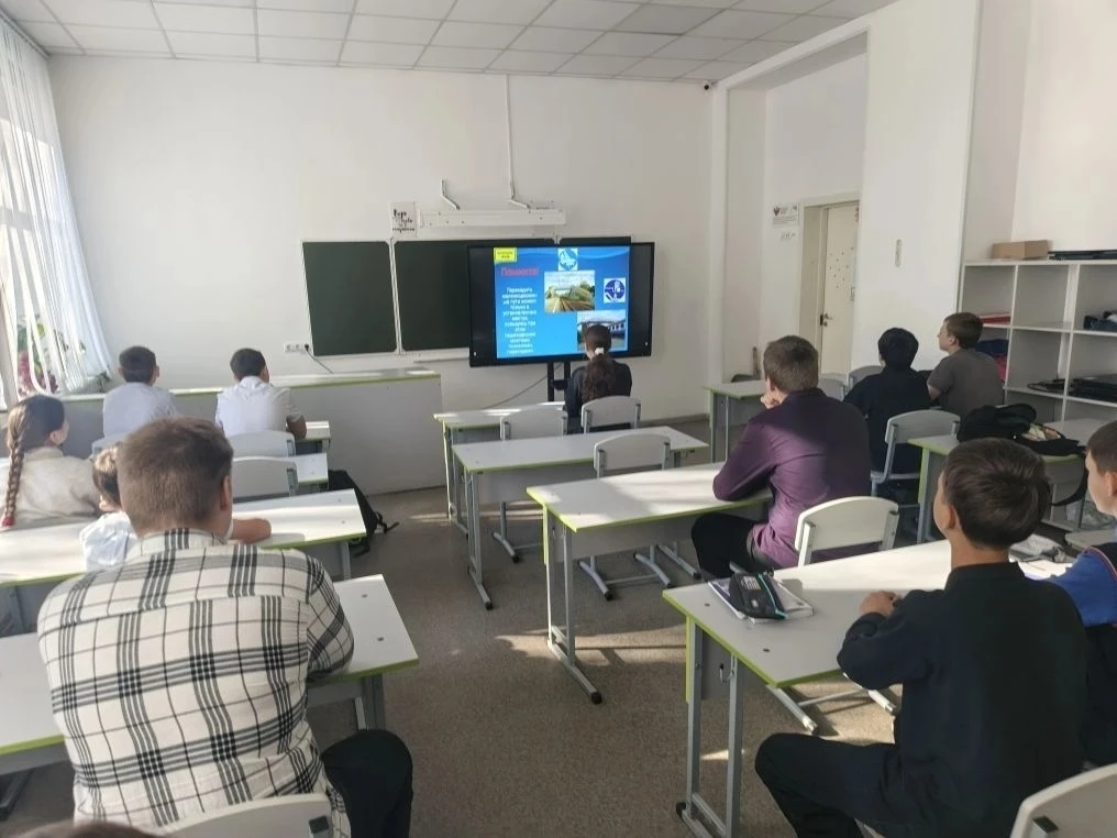 В нашей школе прошли классные часы, посвящённые безопасному поведению на железной дорог...