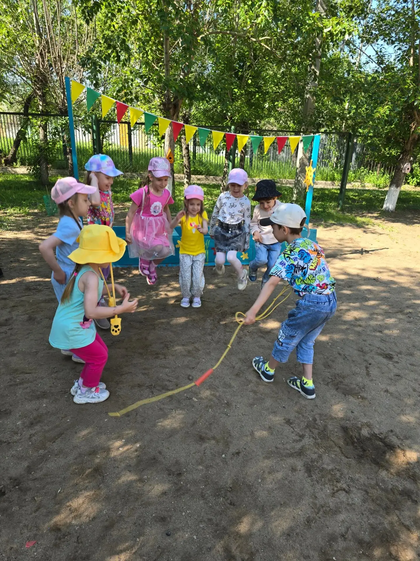 В рамках недели дворовых игр дети группы N10 "Лучики" поиграли в народные игры:  "Гори гори ясно", "
