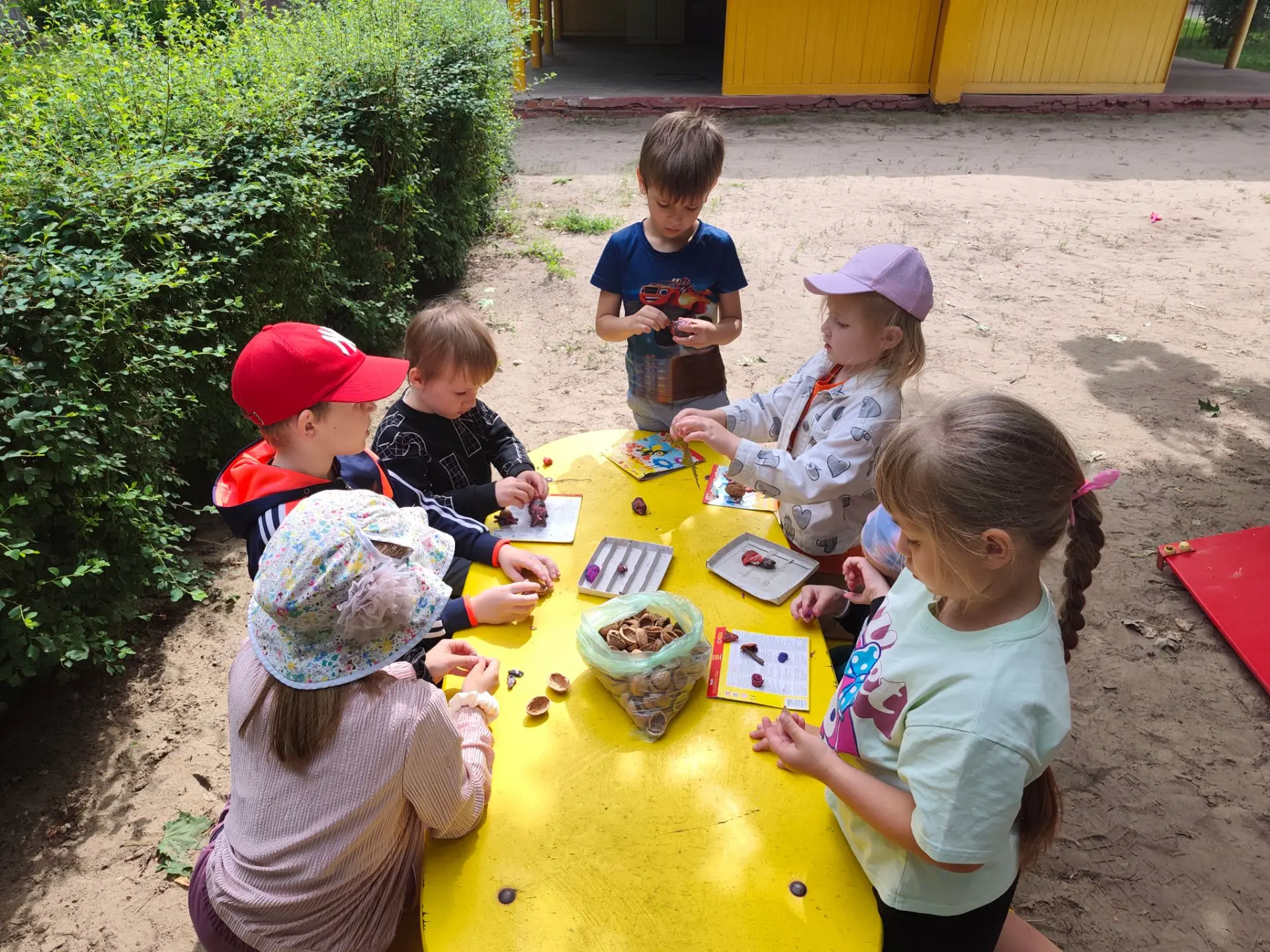Внимание, креативщики! Идея для творчества 🎨

Не знаете, чем заняться  с ребёнком? У воспитателя Гн