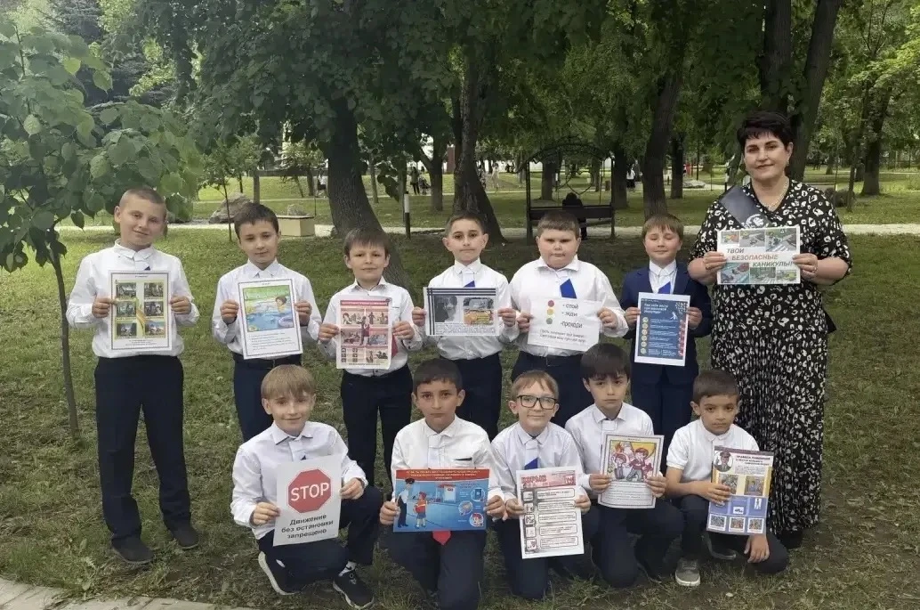 26 мая ученики 2 в класса(классный руководитель Рыльская Е.И.) приняли участие в общешкольной линейк