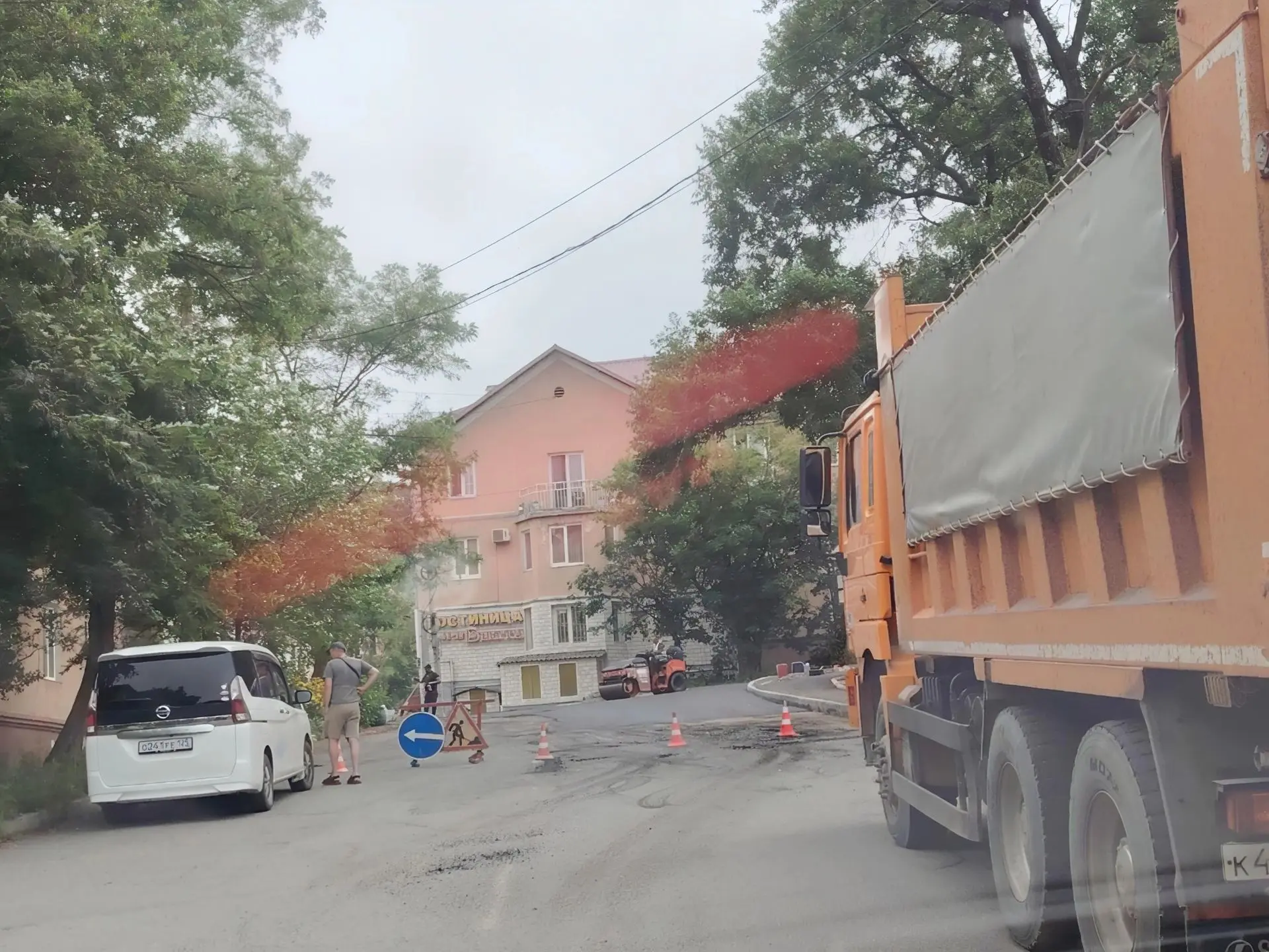 ⚠️ Асфальтируют ранее раскопанный участок на Луначарского, объезд пока через дворы (даж...