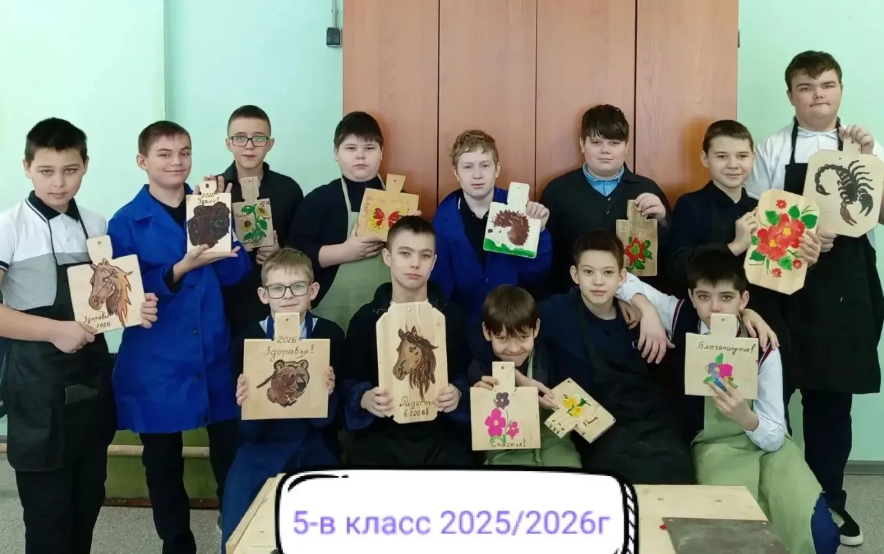Пятые классы завершили изготовление своего первого творческого проекта "Разделочная доска". Сегодня 