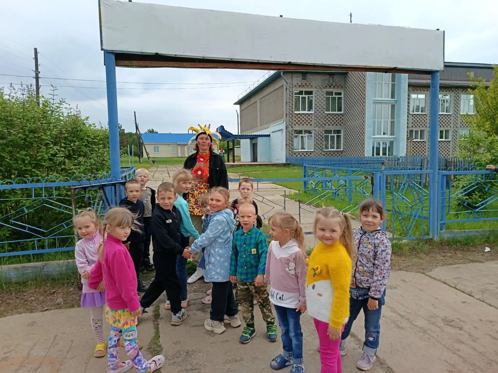Мы живём в огромной и прекрасной стране. Она называется Россия. Наша великая страна стала Родиной дл